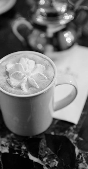 マグカップのコーヒーの写真